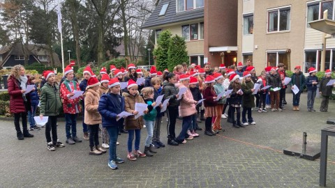 Kinderen KBS Bernardus brengen muzikale kerstgroet aan bewoners van de Torenhof