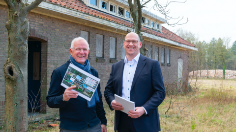 Projectdirecteur Crailo, Jan Nieuwenhuizen, geeft directiestokje door