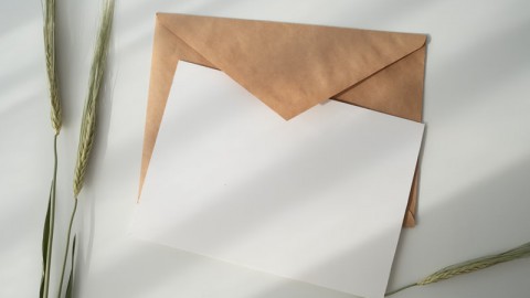 PostNL haalt de eis van op tijd post bezorgen