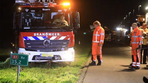 Auto belandt in sloot bij de A1 bij Baarn