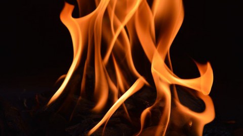 Strooiwagen vliegt in brand in Laren