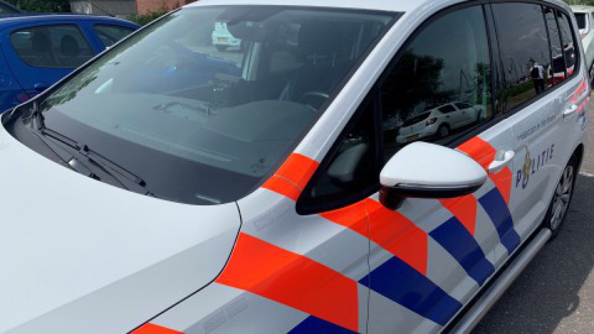 Auto botst op stilstaande lossende vrachtwagen in Hilversum