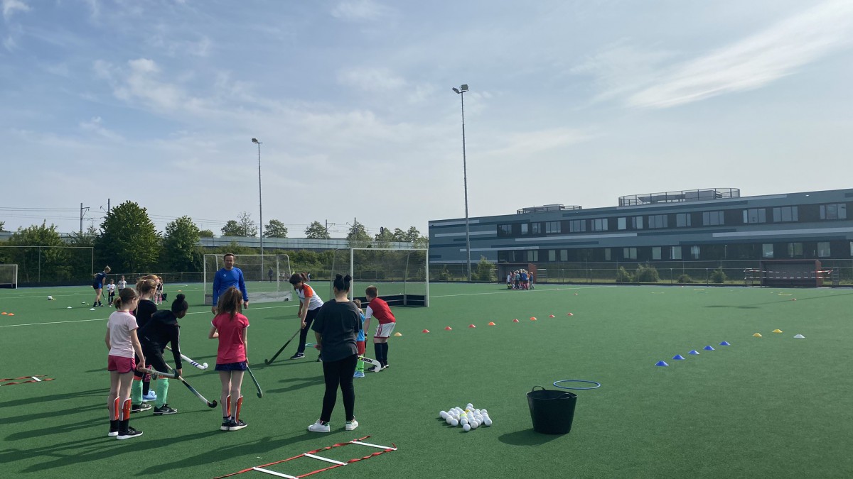 Almeerse Hockey Club biedt samen met de Almeerse Hockey Academy gratis proef trainingen aan tot eind juni.