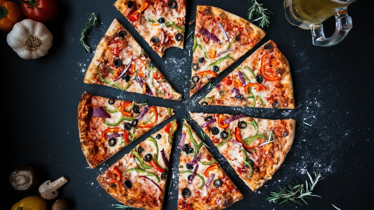Domino’s Pizza geeft 100 pizza’s weg aan Voedselbank Huizen