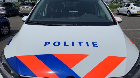 Verwarde man springt in beveiligingsauto NS, meldt politie Hilversum