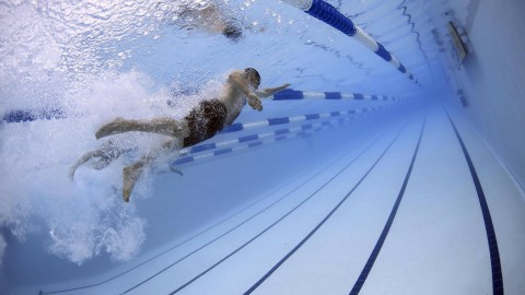 Hilversums zwembad lost chloorlek op en is 15 mei weer open