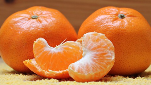 Uitdelen van mandarijnen in Eemnes