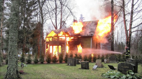 Brand verwoest groot deel rieten dak van Blaricumse villa