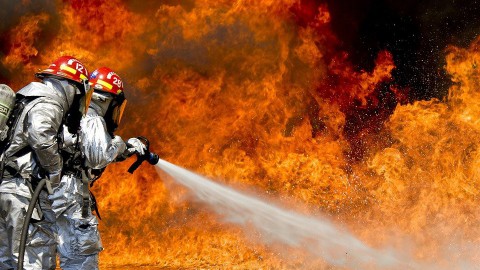 Een stooiwagen in brand in Laren 