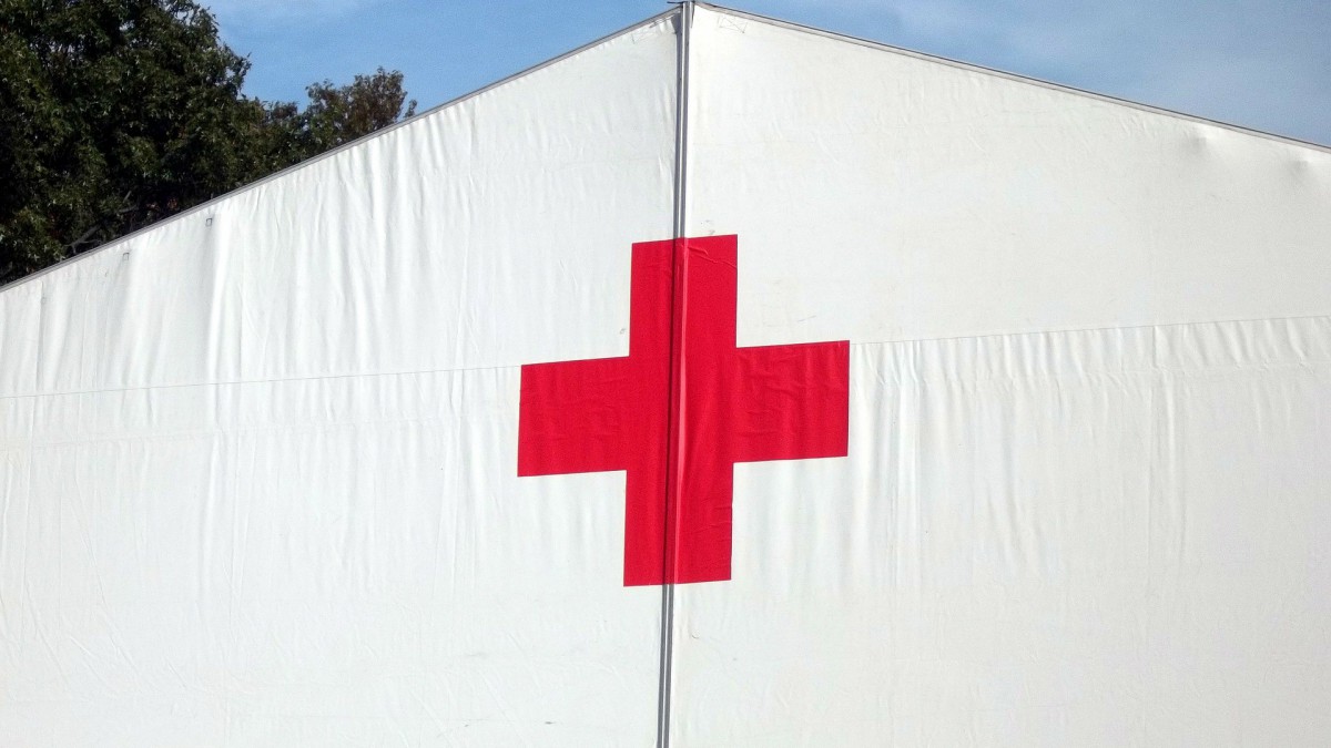 Koningin Máxima bezoekt vrijwilligers Rode Kruis Nederland 