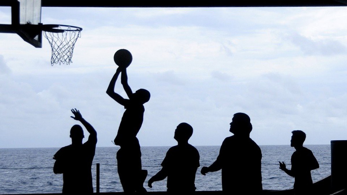 Twee Hilversumse basketballers zijn beroofd 